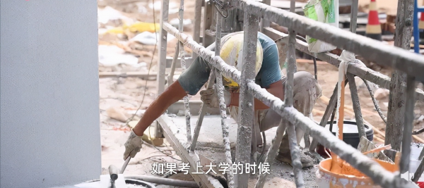 2張照片給厭學的孩子:別等被社會毒打,才知道讀書的幸福 2張照片給厭學的孩子:別等被社會毒打,才知道讀書的幸福