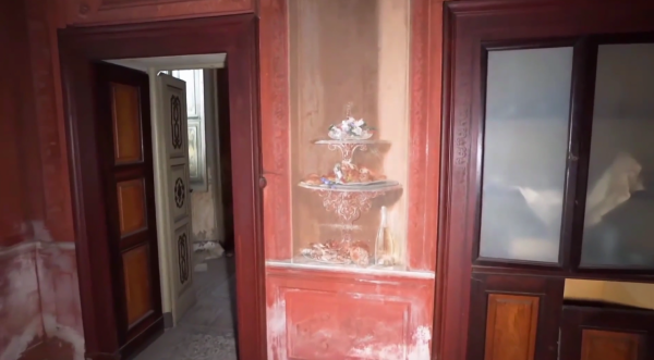 一座古老廢棄的城堡，屋內留下了精美的古董傢俱