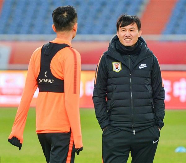 董路有點看不上郝偉，怒懟泰山球迷：別覺得雙冠王也是別人的喜事