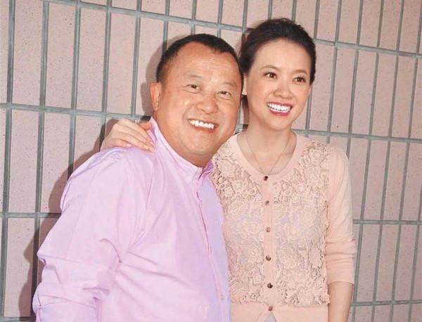 曾志偉大女兒曾寶儀：在父母離婚的陰影中長大，48歲仍未婚