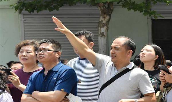 中考在即,父母需要“全路線陪同考試”嗎?父母的看法很現實 中考在即,父母需要“全路線陪同考試”嗎?父母的看法很現實