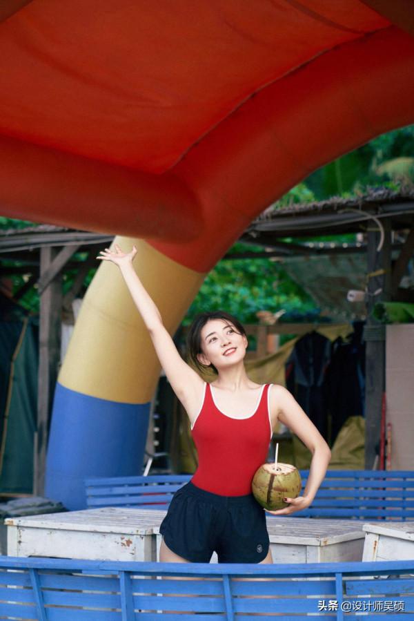 梁潔度假大片曝光 踏浪甜笑純欲風十足