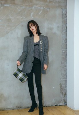 辛芷蕾代言頂級品牌,身材曼妙帥氣,黑色風格盡顯高階 辛芷蕾代言頂級品牌,身材曼妙帥氣,黑色風格盡顯高階