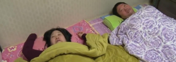 韓國兄妹街頭流浪10年，哥哥每天堅持鞋油塗臉，只因無私的親情