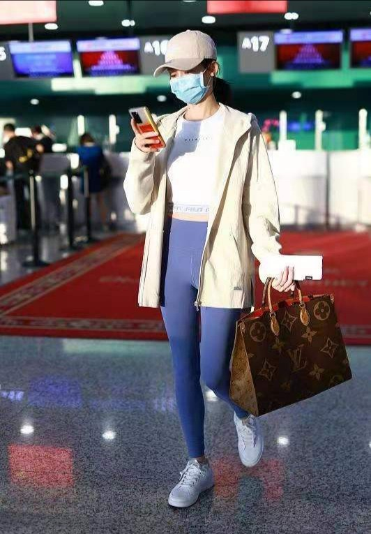 章澤天女兒終於露正臉，穿著土味哪像豪門公主，嘴巴太像劉強東了