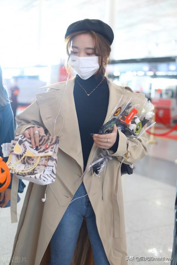 張紫寧街拍:戴帶蓓蕾清新時尚,把玩禮物專心致志 張紫寧街拍:戴帶蓓蕾清新時尚,把玩禮物專心致志