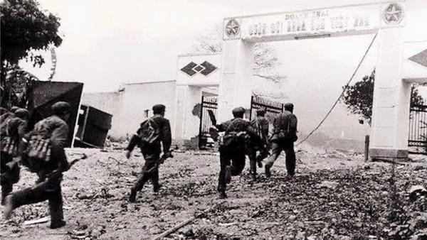 越南喬清陸帶9人，劫持越南僅有的直升機投靠中國，結局如何