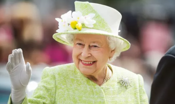 美國1歲女孩被媽媽打扮成英女王,照片寄到王室後引女王本人回覆 美國1歲女孩被媽媽打扮成英女王,照片寄到王室後引女王本人回覆