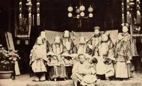 晚清照片：廢墟中的一家老小與官員一家 不滿10歲的一家3口