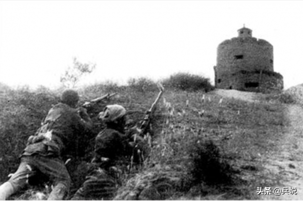 八路軍火燒炮樓，偽軍隊長跳樓墜亡，最後跳下披頭散髮的女人