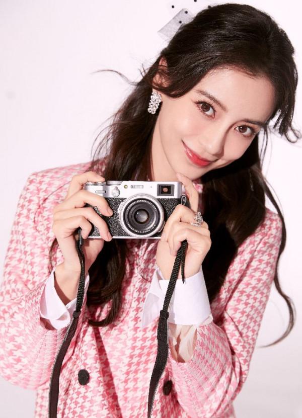 楊穎一身粉色千鳥格套裝，甜美可愛滿糖少女，美圖顏值線上