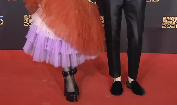 TVB紅毯醜哭了，像鄉鎮模特大賽，鍾嘉欣妝好髒、馬國明泛油光