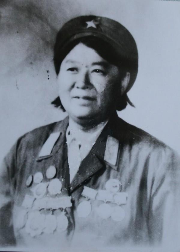 郭俊卿：14歲剃光頭參軍，5年不脫衣睡覺，身份曝光被毛主席接見