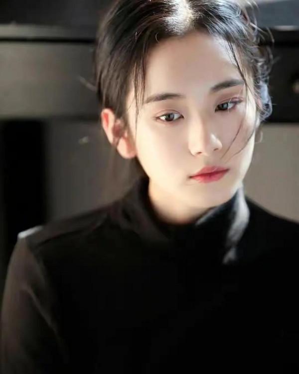 他默默的拿出一把菜刀，放在枕頭底下，接著，一根鐵釺子放在頭上