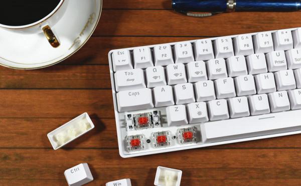 這鍵盤玩上就不想鬆手，平民好價，軸體熱插拔，還有RGB