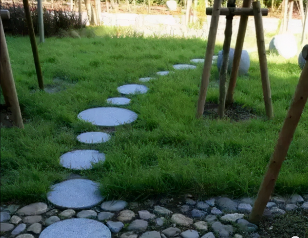 園中小徑延伸出花園的自然意境