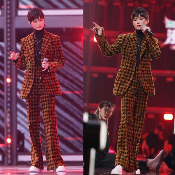 搭檔倪萍當主持人,和黑豹樂隊一起唱搖滾!baby的資源也太優秀了 搭檔倪萍當主持人,和黑豹樂隊一起唱搖滾!baby的資源也太優秀了