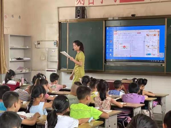 我心中的英雄丨啟蒙老師引領我走上了講臺（何曉芳）