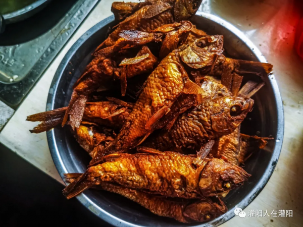 臘肉配上禾花魚,一年哪得幾回嘗 臘肉配上禾花魚,一年哪得幾回嘗