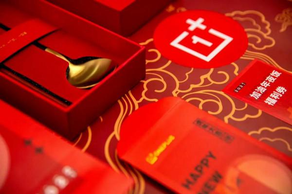 一加10PRO真機實拍圖，胡歌和周迅太帥了！一加團年餐具喜歡嗎？