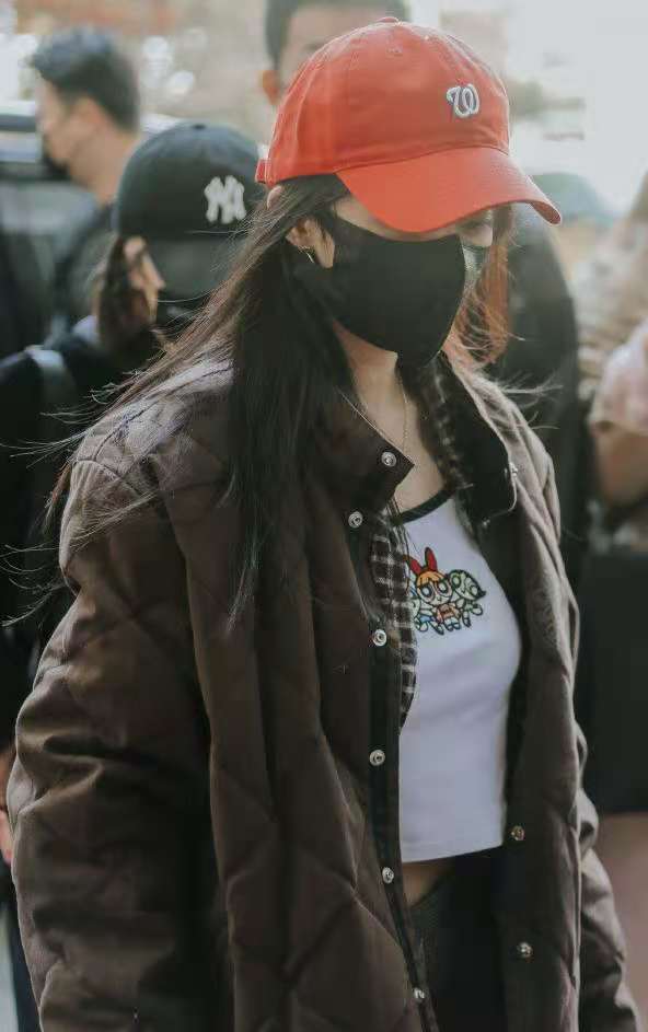 楊冪把土味穿成時尚，奶奶風棉服搭露臍吊帶，“外冬內夏”秀身材