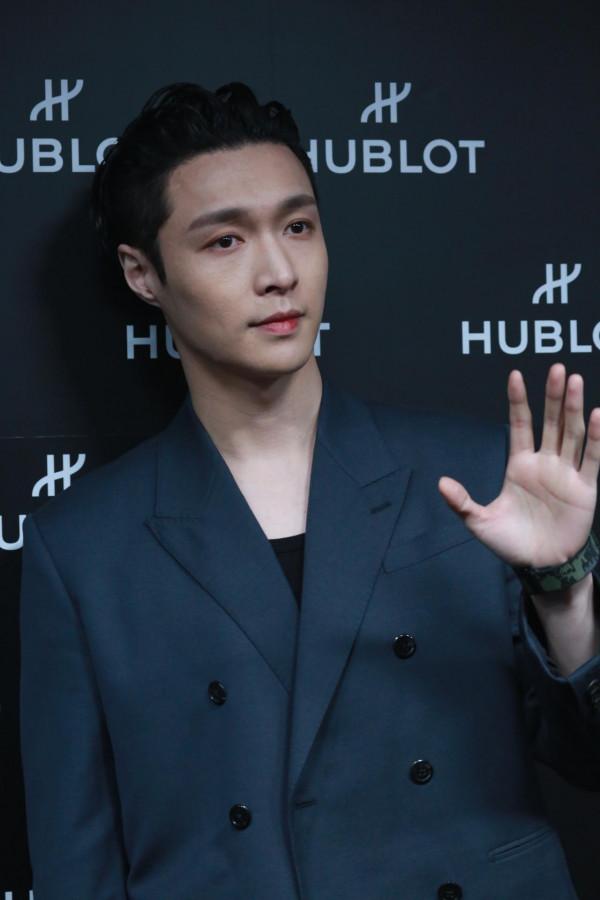 張藝興背頭造型搭配灰色西裝帥氣十足