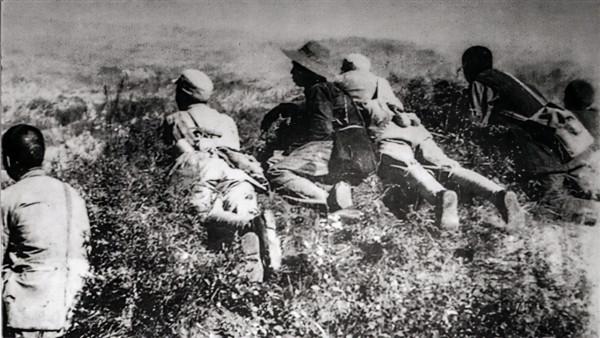 抗日隊伍只剩兩人，隊長：快槍斃我！下級不忍，急中生智逃過一劫