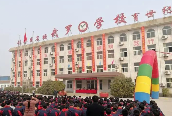 立即解聘!河北一女教師體罰學生,被罰學生跪地哭喊“我不跑了” 立即解聘!河北一女教師體罰學生,被罰學生跪地哭喊“我不跑了”