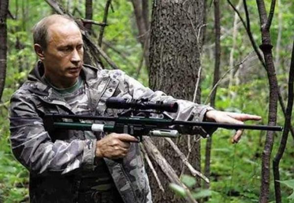 2003年俄羅斯首富公開叫板，普京面帶微笑應對，8個月後首富被捕