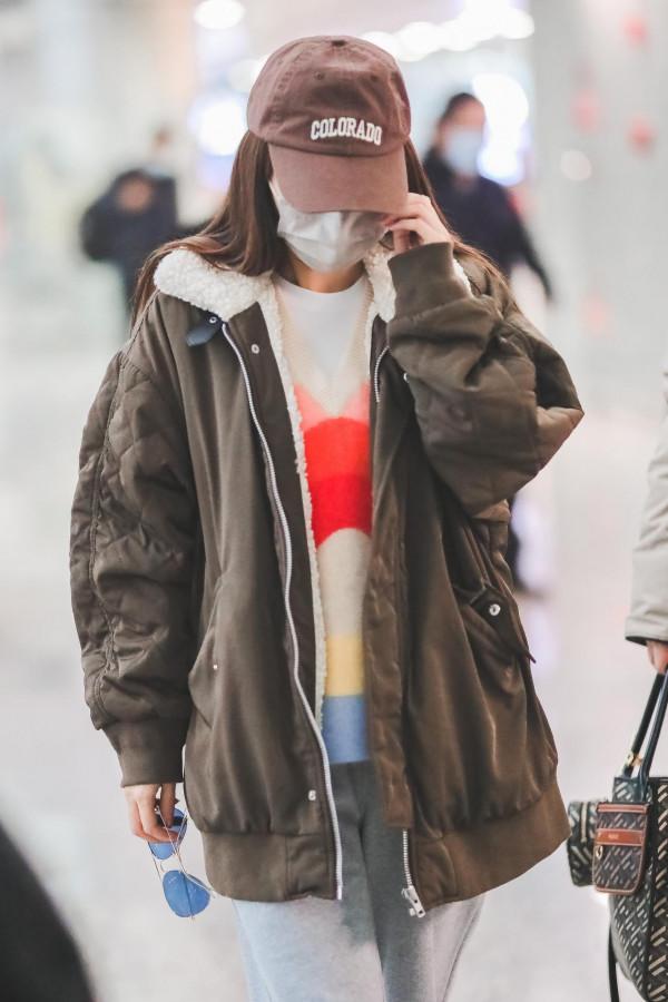 張嘉倪現身機場演繹秋季穿搭，羊絨外套保暖低調