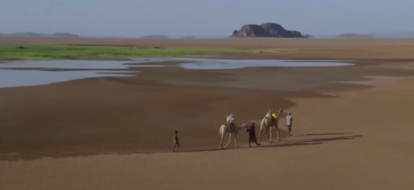 非洲鹽販的補給站,50米的深水井,誰說非洲人渴死不打井 非洲鹽販的補給站,50米的深水井,誰說非洲人渴死不打井