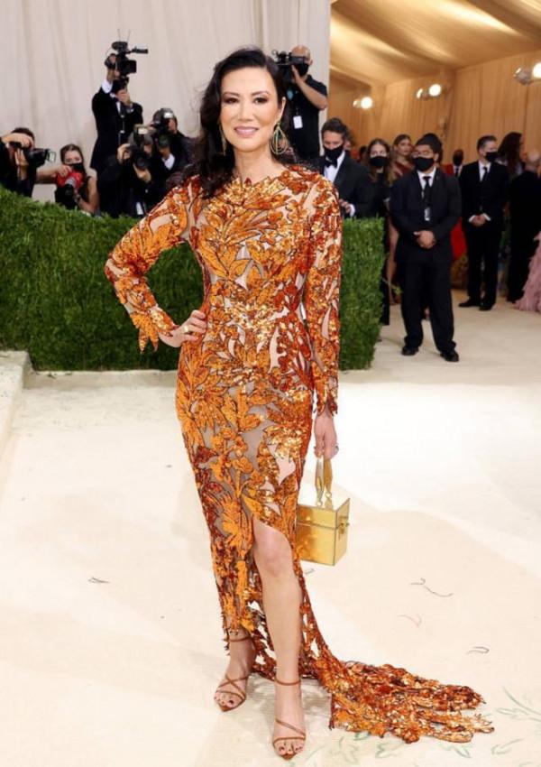 52歲鄧文迪保養得太好，穿亮片禮服閃耀動人，臉上沒有一絲皺紋