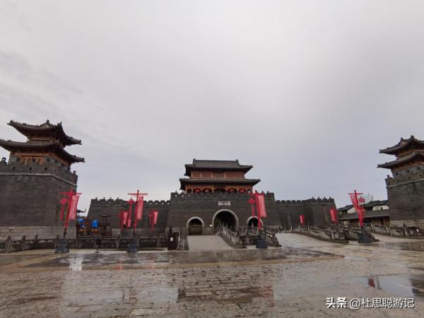 漢EV自駕山東，帶著家人來逛沂州古城，孩子一人就能吃兩串魷魚