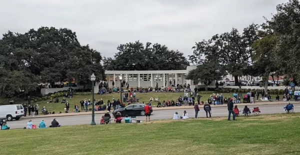 深信去世總統父子顯靈現身，一幫美國人街頭傻等一天，慘被割韭菜