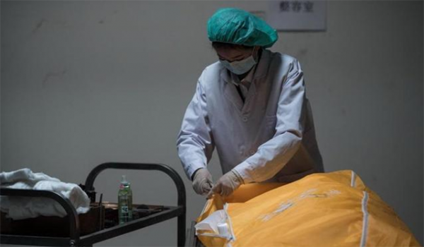 中國入殮師，花8小時修復吊車碾壓過的屍體，採訪稱：這是在積善