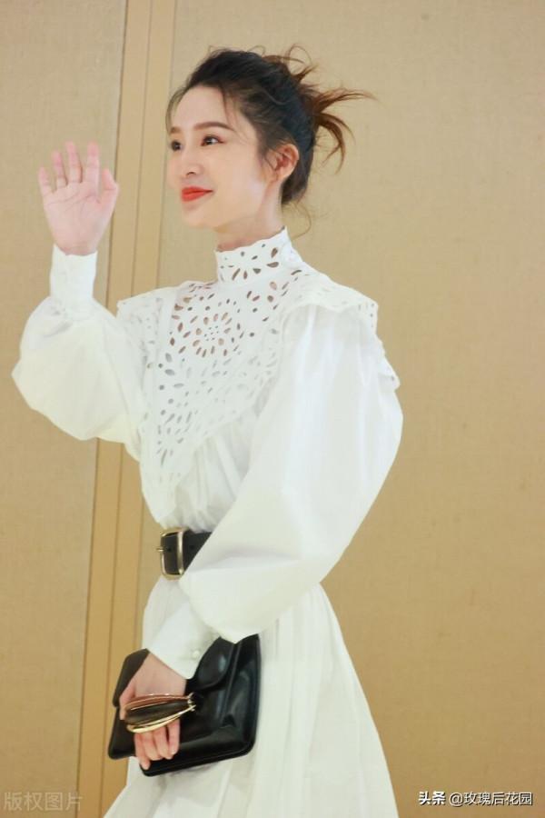 李沁身著白色高領刺繡襯衫搭配府綢長裙仙氣飄飄