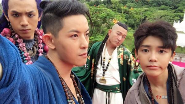 受傷後還在繼續表演!從敖犬的敬業背後,審視中年藝人的不易 受傷後還在繼續表演!從敖犬的敬業背後,審視中年藝人的不易