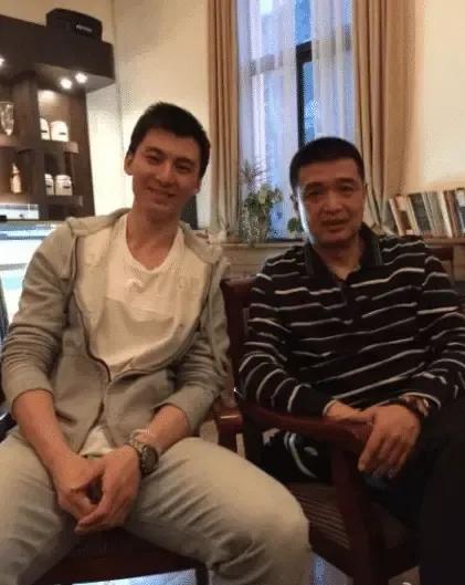 拉著四歲兒子的手離世，緬懷那個33歲的生命