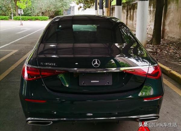 實拍墨綠色全新賓士S級,感受旗艦豪華轎車的強大氣場 實拍墨綠色全新賓士S級,感受旗艦豪華轎車的強大氣場