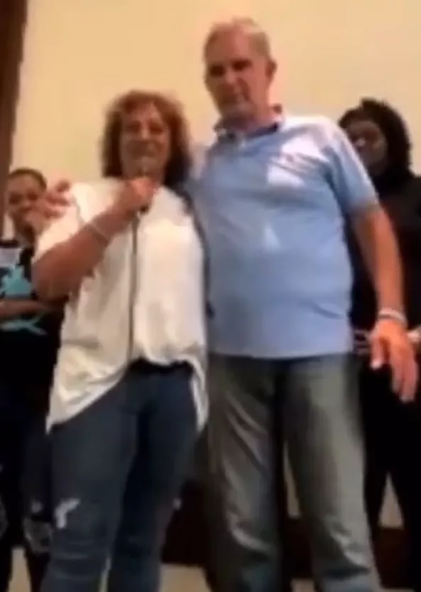 深信去世總統父子顯靈現身，一幫美國人街頭傻等一天，慘被割韭菜