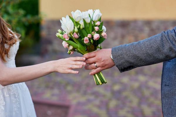 英國男子臉部畸形，憑魅力迎娶美女大學生，孩子出生後笑不出來了