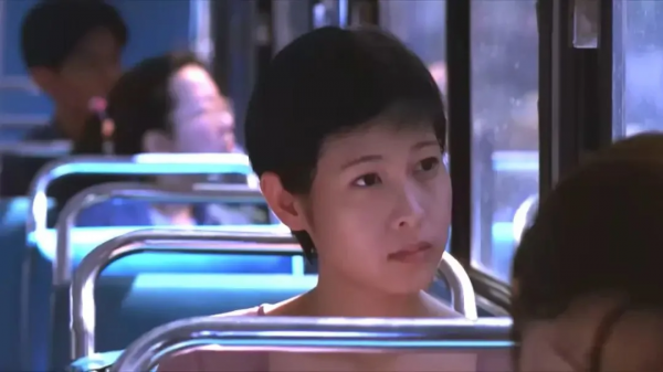 23年前“奶茶”主演的冷門電影，資訊量太大了