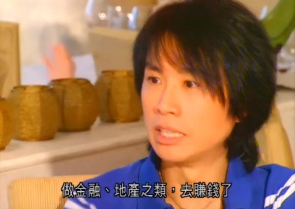 火到讓人願意在垃圾桶旁排隊，黃子華為何有資格成“香港男神”？