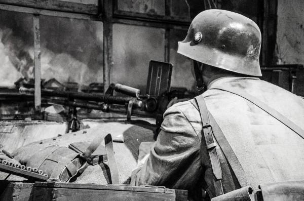 三人對決日軍王牌狙擊手，因為太過大意，差點全軍覆沒