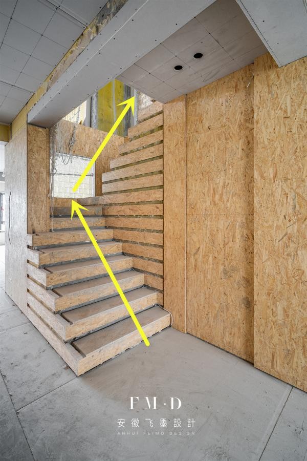 裝修真有一套:樓梯側面牆全敲掉,打造玻璃磚牆代替,好看翻倍 裝修真有一套:樓梯側面牆全敲掉,打造玻璃磚牆代替,好看翻倍