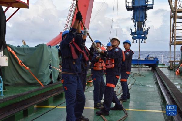 挺進萬米深藍，拓展深海科考——“奮鬥者”號“十四五”開局首潛航次取得新突破