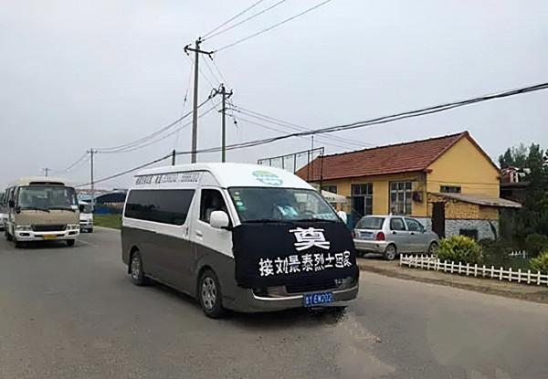 22歲軍人抗洪犧牲，8位國家將軍送行，戰友替其盡孝看望英雄父母