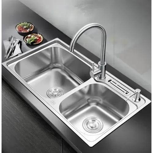 衣服滴上油漬怎麼洗？特別是白色的更不好洗，這方法省時又省事