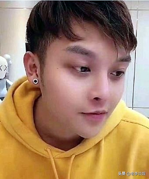 兜兒曬滿月照片，飆升至熱搜首位，年底衝業績嗎？