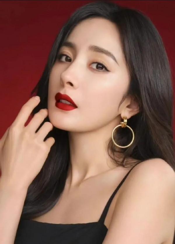 朱珠曬全家福,她的金耳環好搶鏡 朱珠曬全家福,她的金耳環好搶鏡